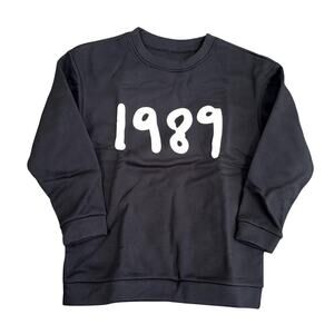 Taylor 1989 Sweatshirt in Black, Size L​​​